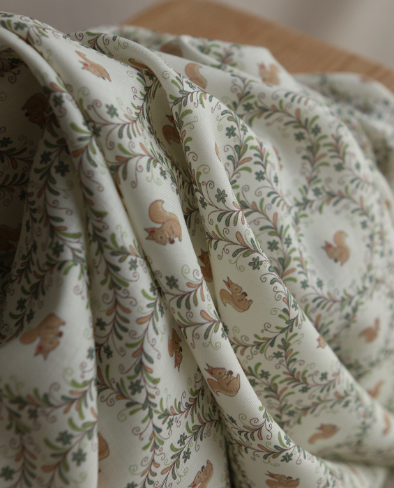 Nutkin - Tissu sergé de coton organique fin imprimé petits écureuils