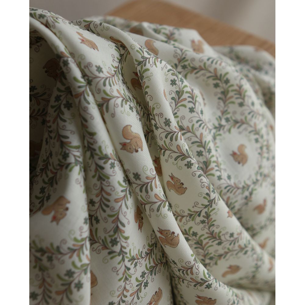 Nutkin - Tissu sergé de coton organique fin imprimé petits écureuils