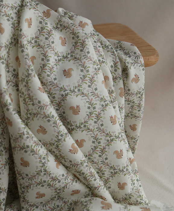 Nutkin - Tissu sergé de coton organique fin imprimé petits écureuils