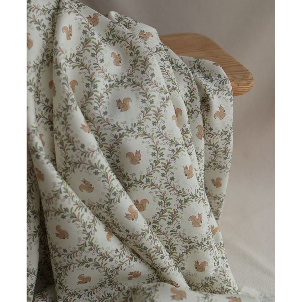 Nutkin - Tissu sergé de coton organique fin imprimé petits écureuils