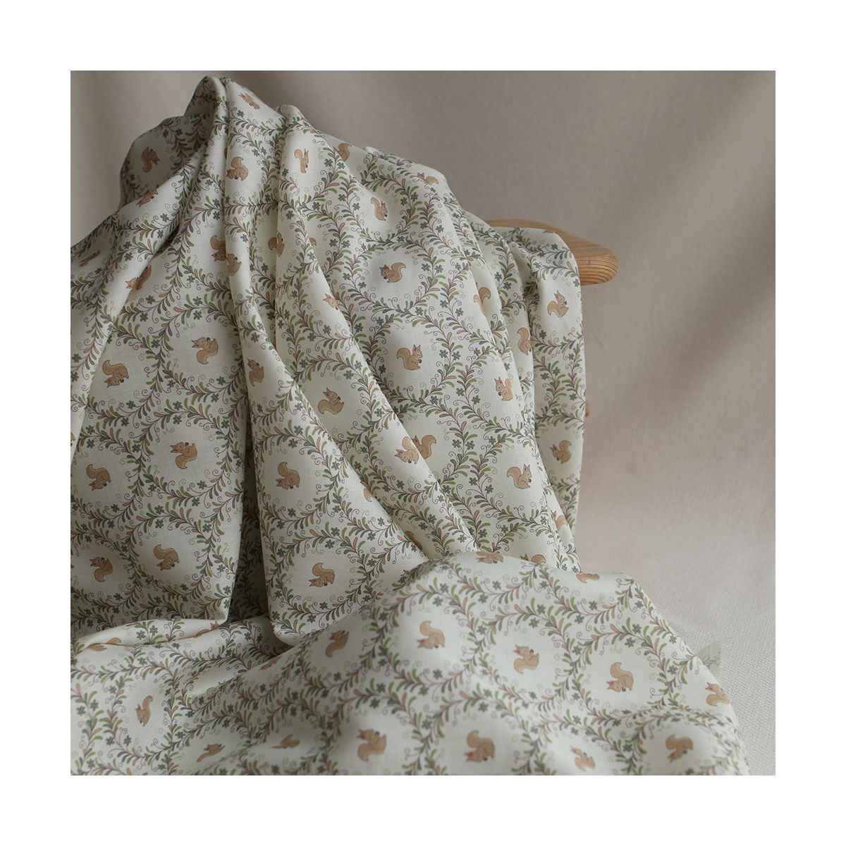 Nutkin - Tissu sergé de coton organique fin imprimé petits écureuils