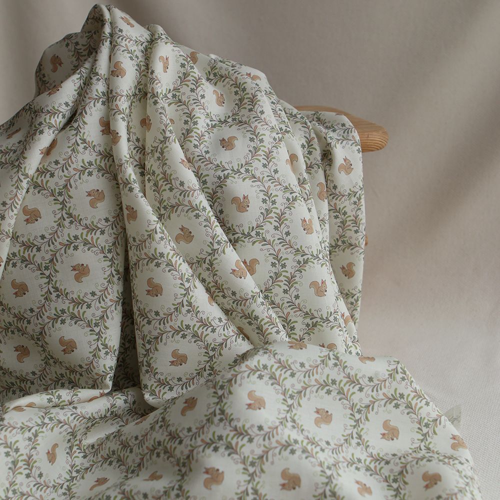 Nutkin - Tissu sergé de coton organique fin imprimé petits écureuils