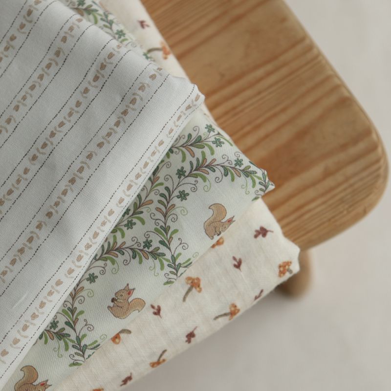 Nutkin - Tissu sergé de coton organique fin imprimé petits écureuils