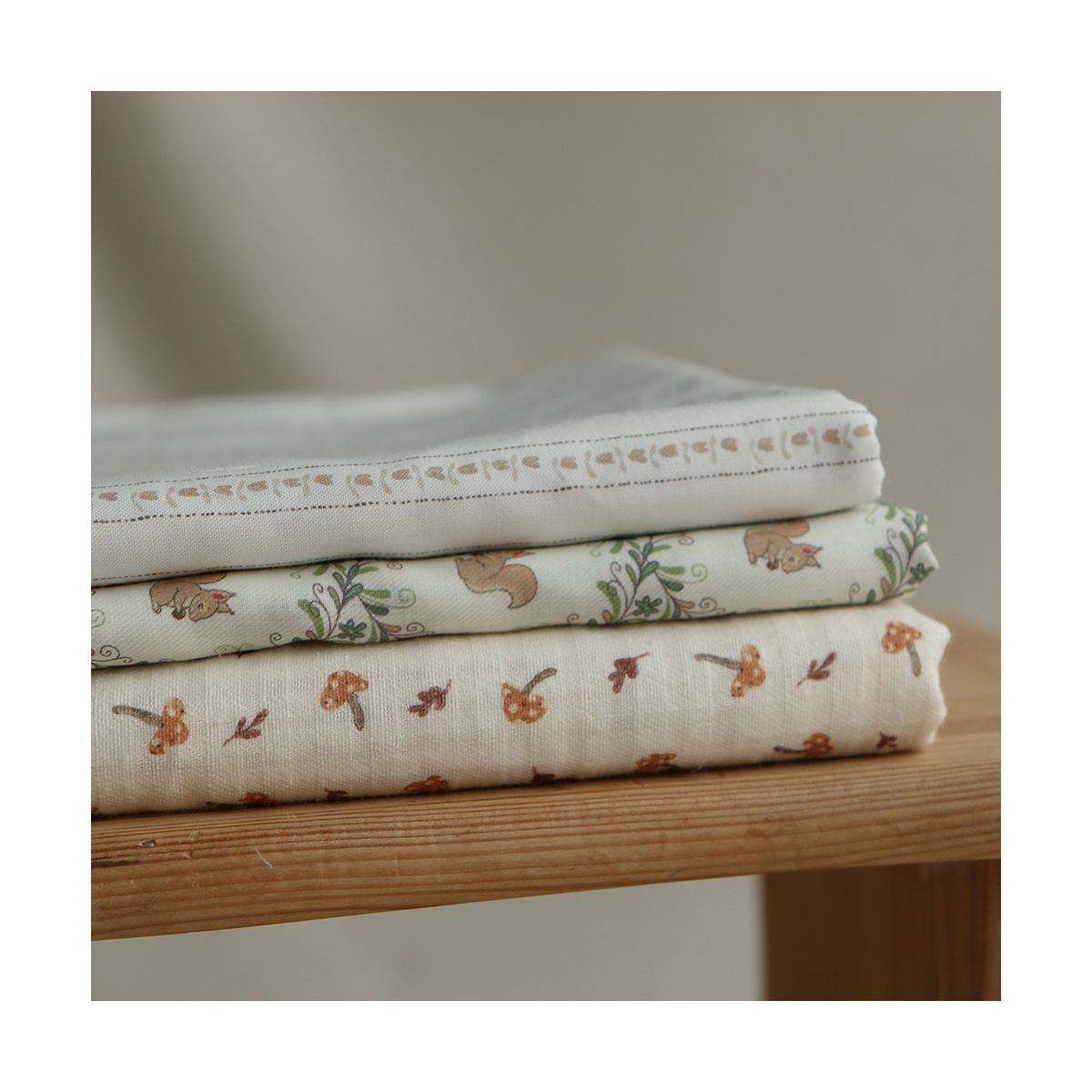 Nutkin - Tissu sergé de coton organique fin imprimé petits écureuils