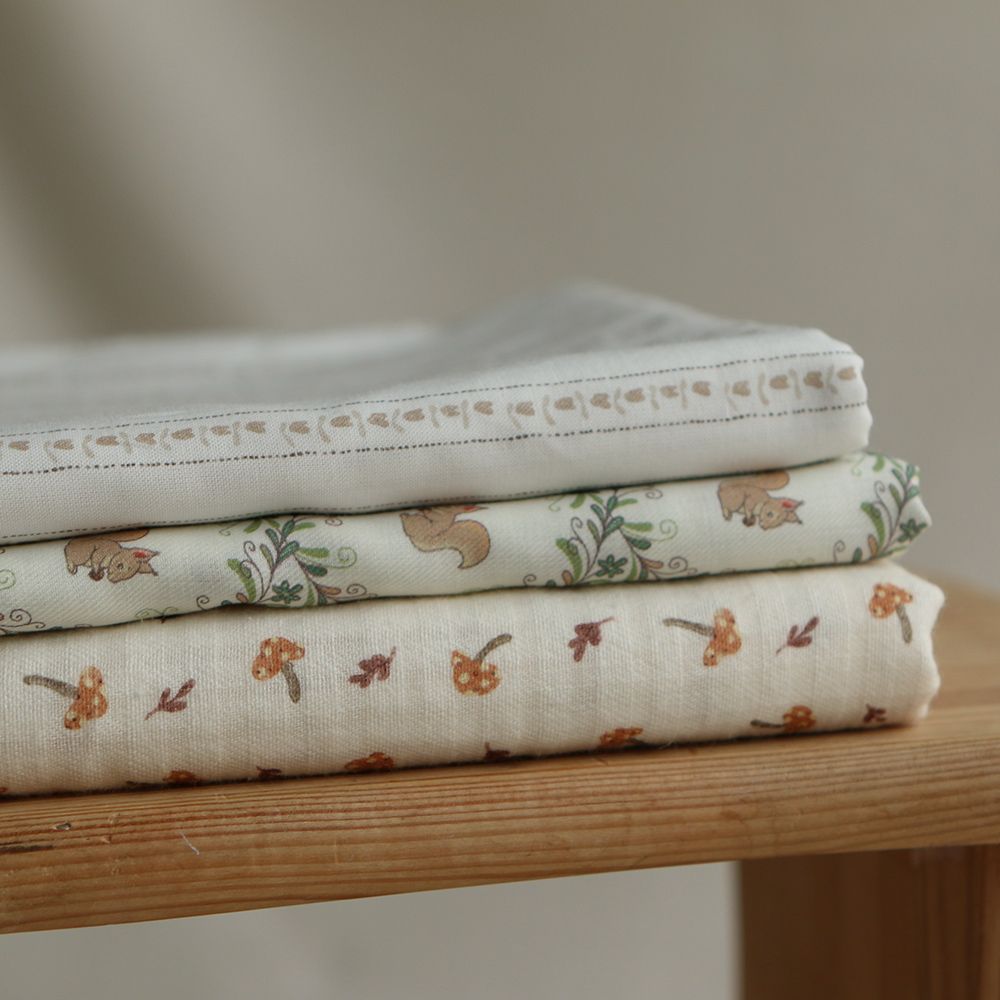 Nutkin - Tissu sergé de coton organique fin imprimé petits écureuils