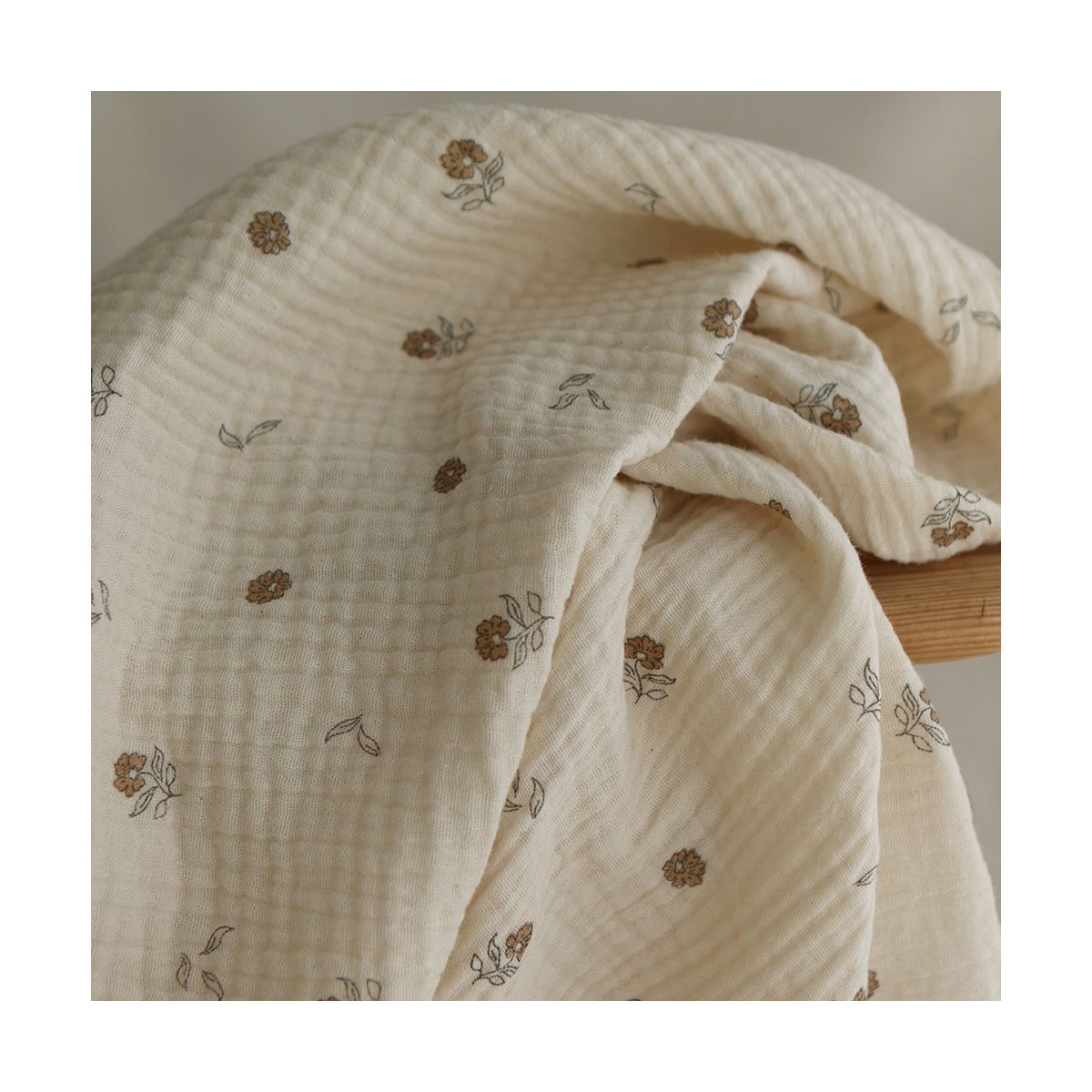 Aïna - Double gaze coton BIO motif fond écru camel Aïna - Double gaze coton BIO motif fond écru camel