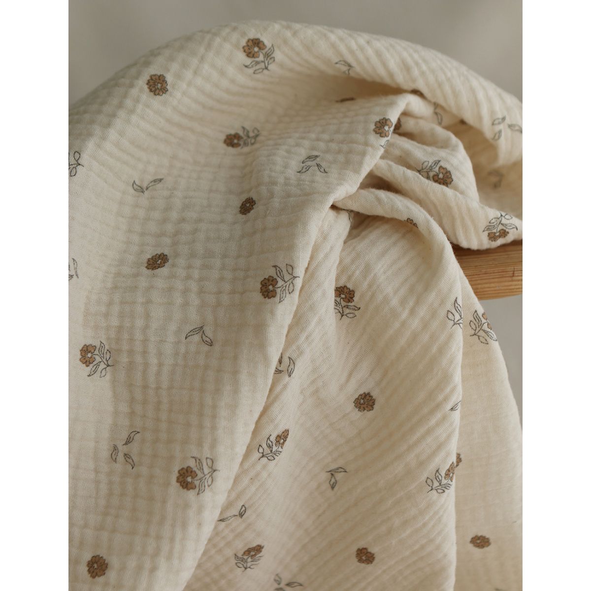 Aïna - Double gaze coton BIO motif fond écru camel Aïna - Double gaze coton BIO motif fond écru camel