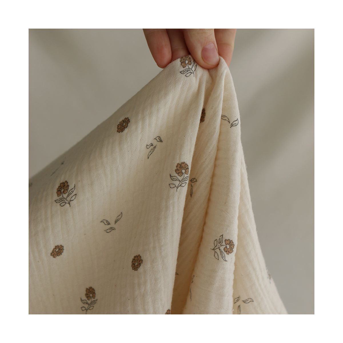 Aïna - Double gaze coton BIO motif fond écru camel Aïna - Double gaze coton BIO motif fond écru camel