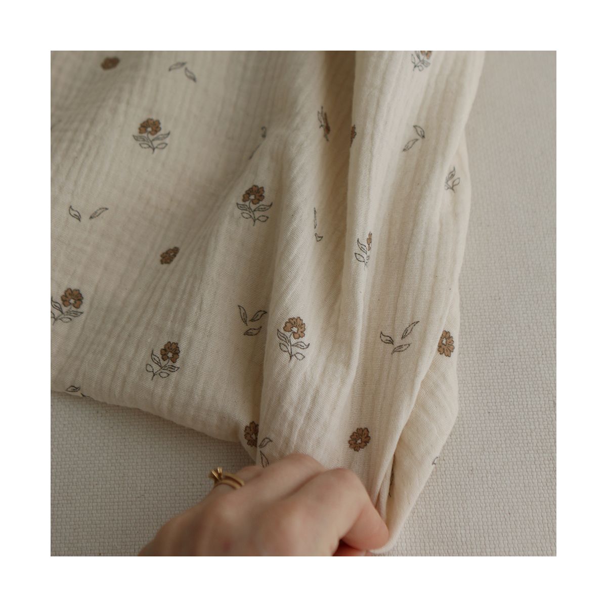 Aïna - Double gaze coton BIO motif fond écru camel Aïna - Double gaze coton BIO motif fond écru camel