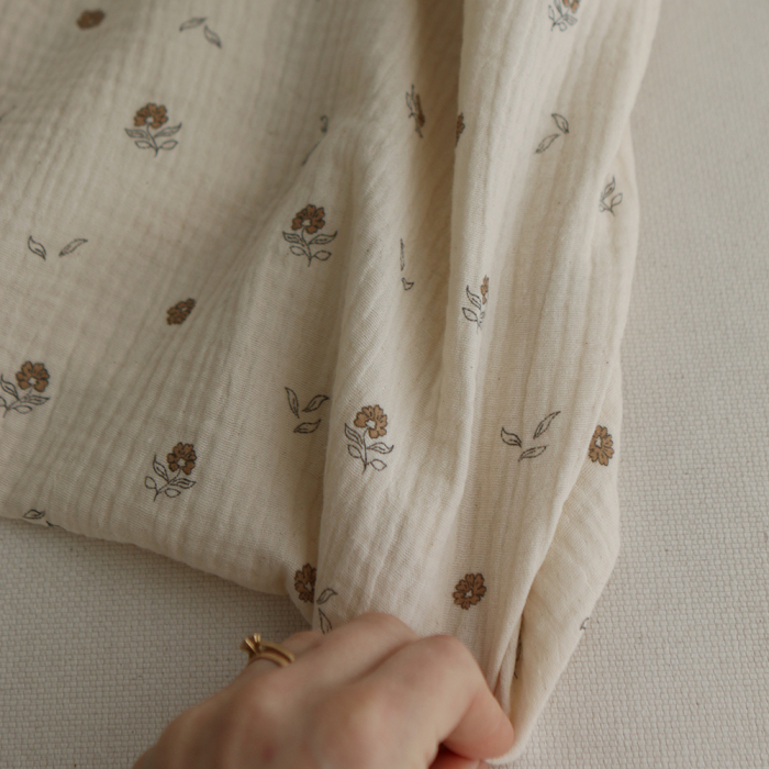 Aïna - Double gaze coton BIO motif fond écru camel