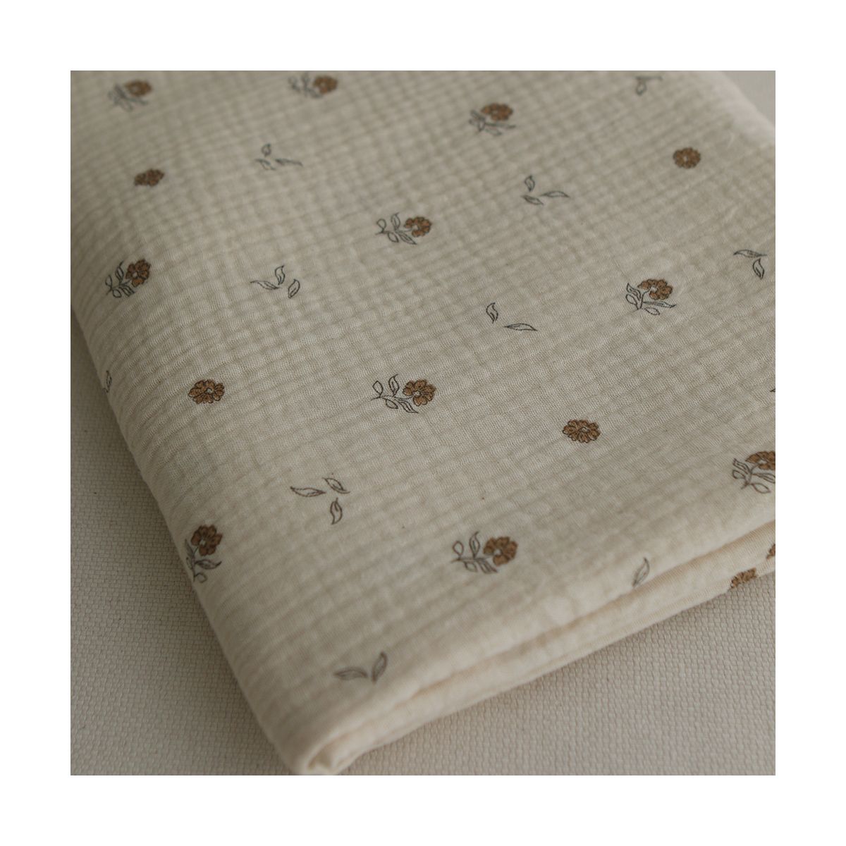 Aïna - Double gaze coton BIO motif fond écru camel Aïna - Double gaze coton BIO motif fond écru camel