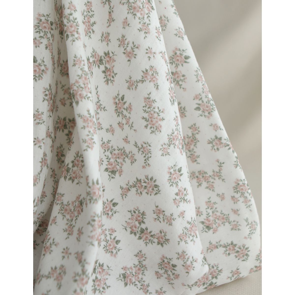 Lilou - Double gaze de coton BIO fond blanc fleuri vert et rose