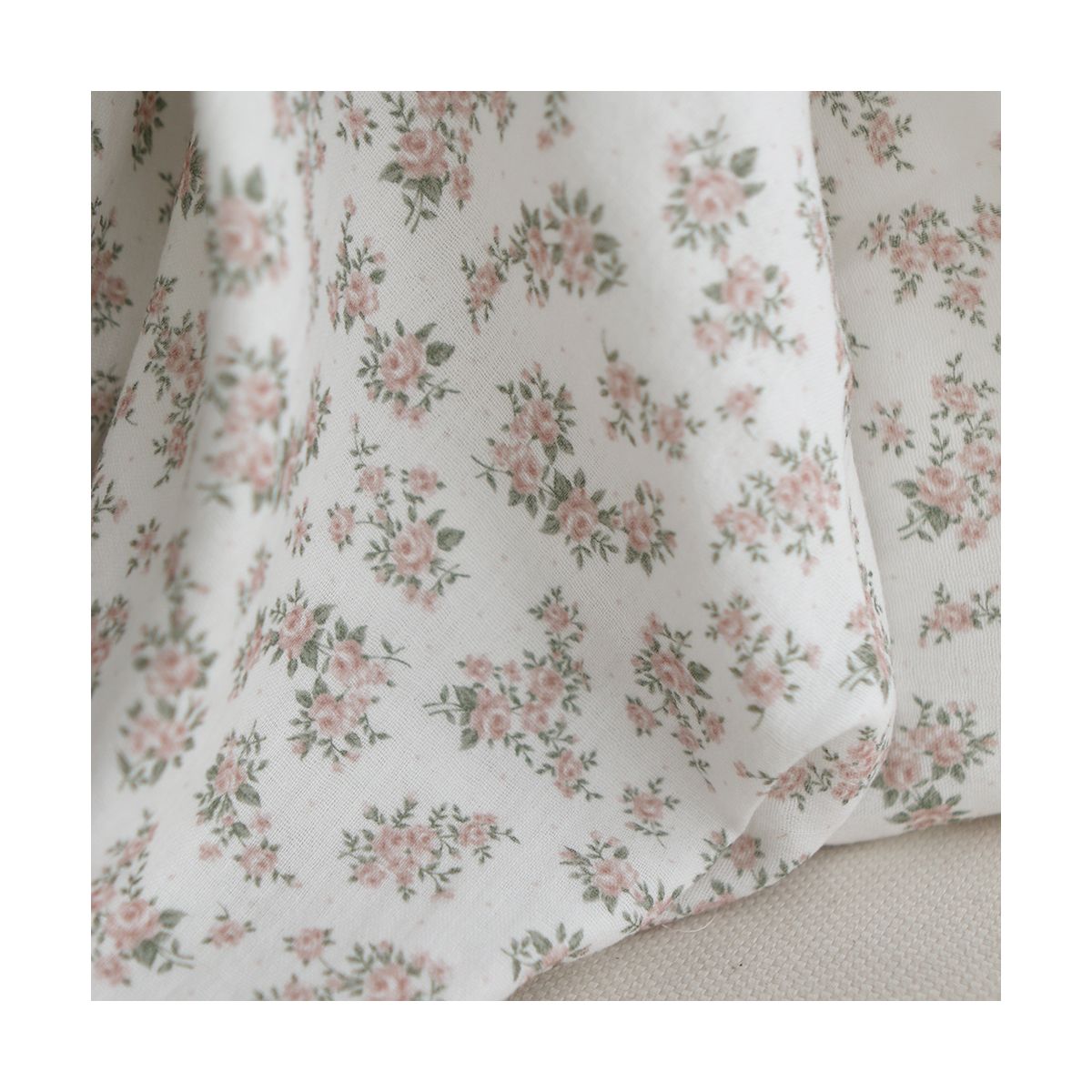Lilou - Double gaze de coton BIO fond blanc fleuri vert et rose