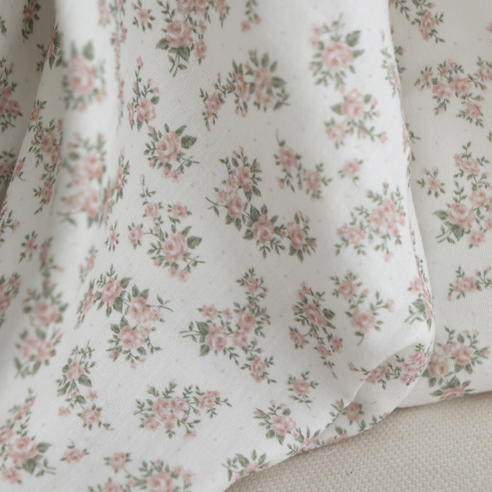 Lilou - Double gaze de coton BIO fond blanc fleuri vert et rose