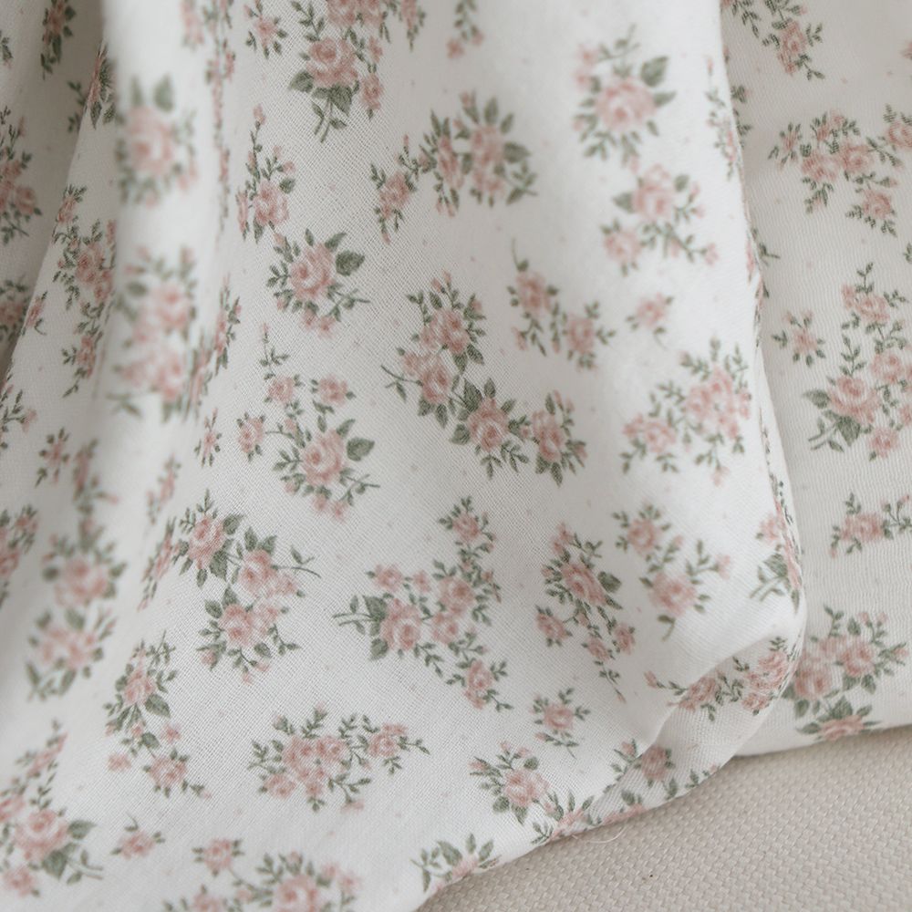 Lilou - Double gaze de coton BIO fond blanc fleuri vert et rose