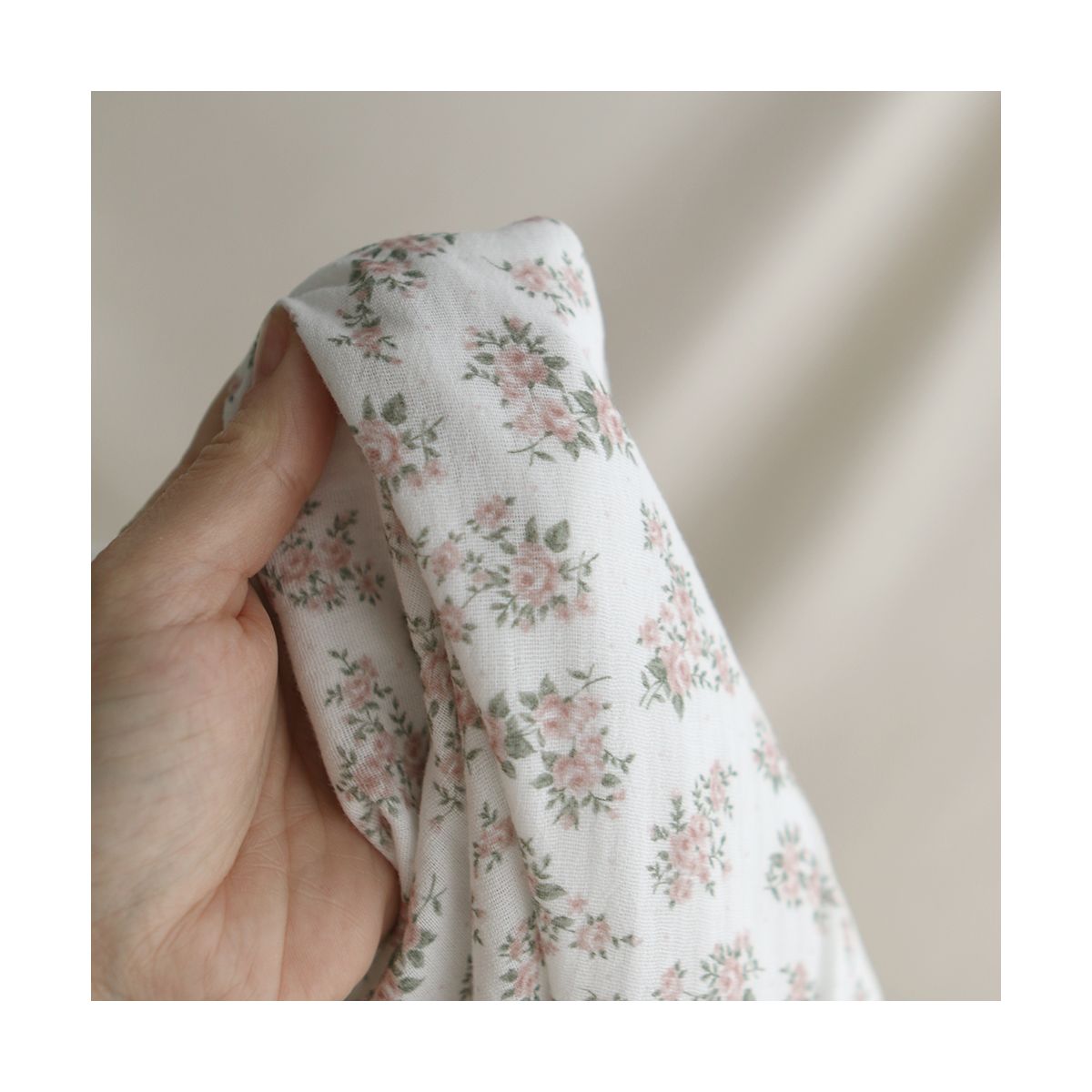 Lilou - Double gaze de coton BIO fond blanc fleuri vert et rose