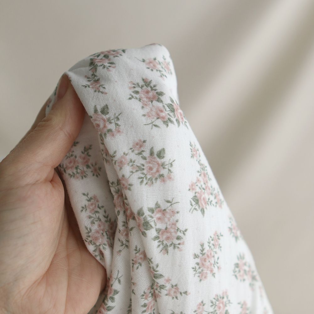 Lilou - Double gaze de coton BIO fond blanc fleuri vert et rose