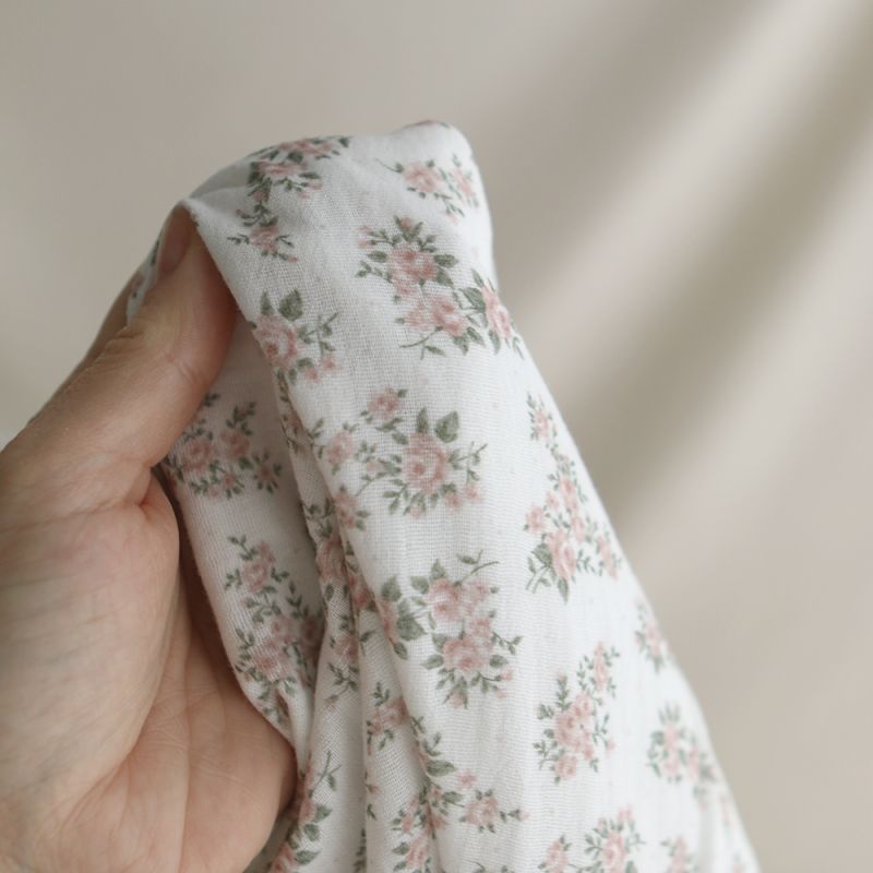 Lilou - Double gaze de coton BIO fond blanc fleuri vert et rose