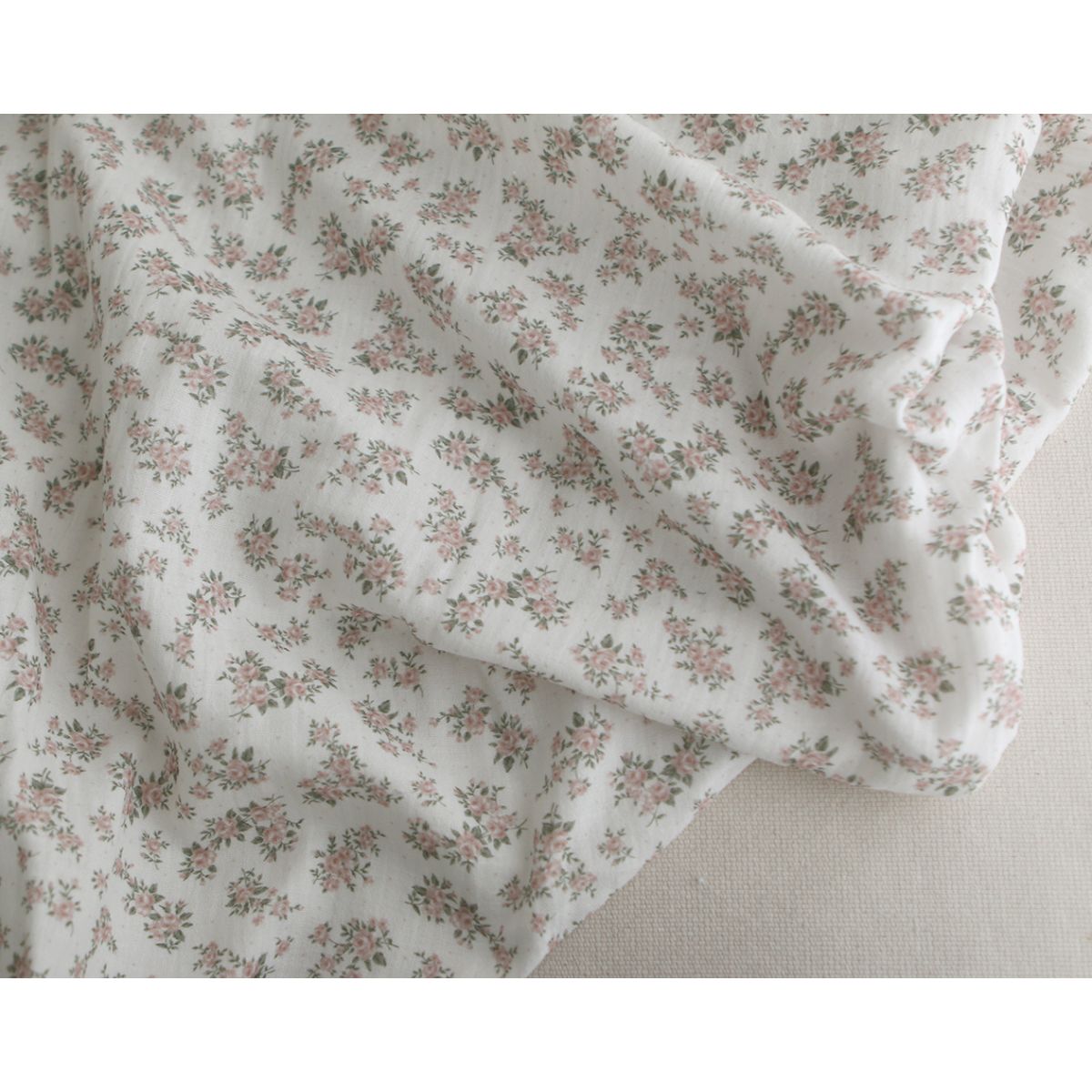 Lilou - Double gaze de coton BIO fond blanc fleuri vert et rose