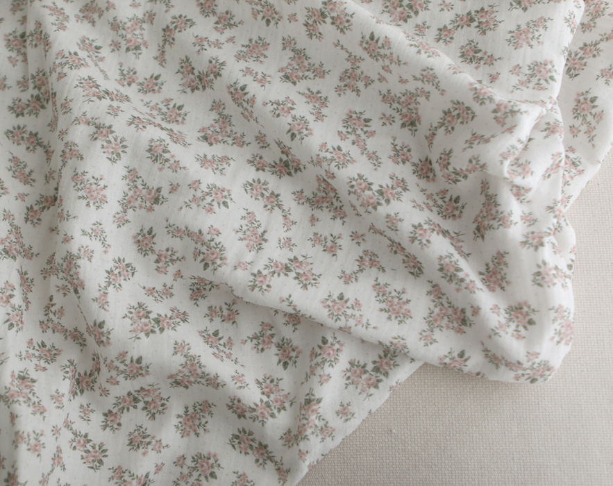 Lilou - Double gaze de coton BIO fond blanc fleuri vert et rose