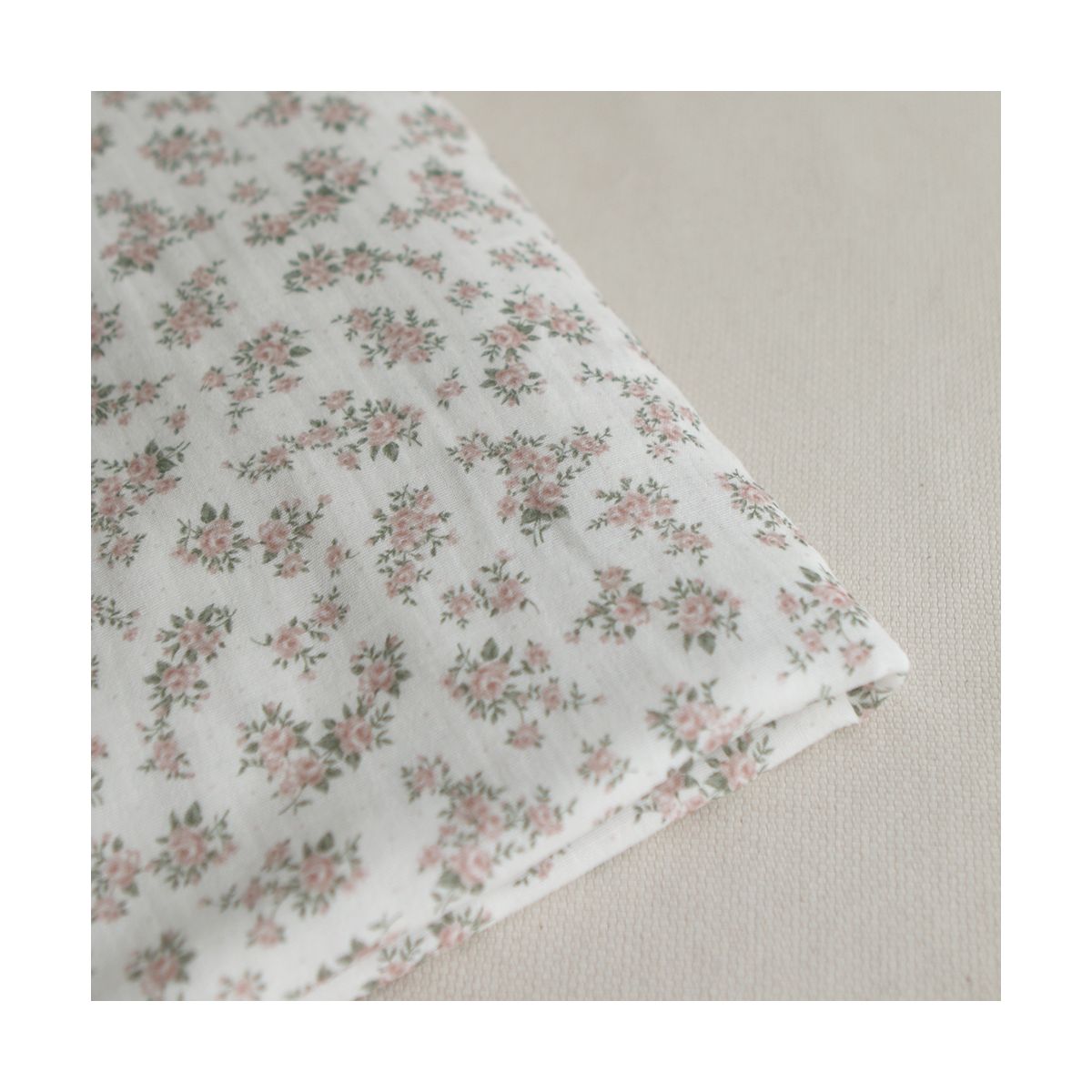 Lilou - Double gaze de coton BIO fond blanc fleuri vert et rose