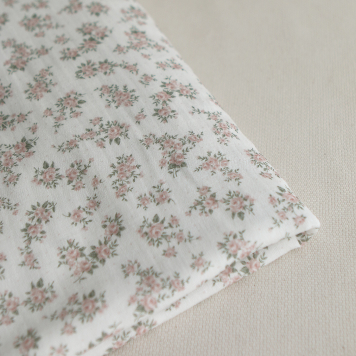 Lilou - Double gaze de coton BIO fond blanc fleuri vert et rose
