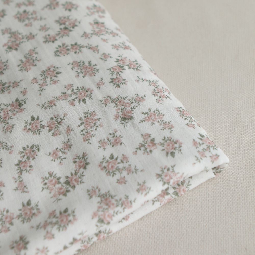 Lilou - Double gaze de coton BIO fond blanc fleuri vert et rose