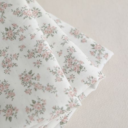 Lilou - Double gaze de coton BIO fond blanc fleuri vert et rose Lilou - Double gaze de coton BIO fond blanc fleuri vert et rose