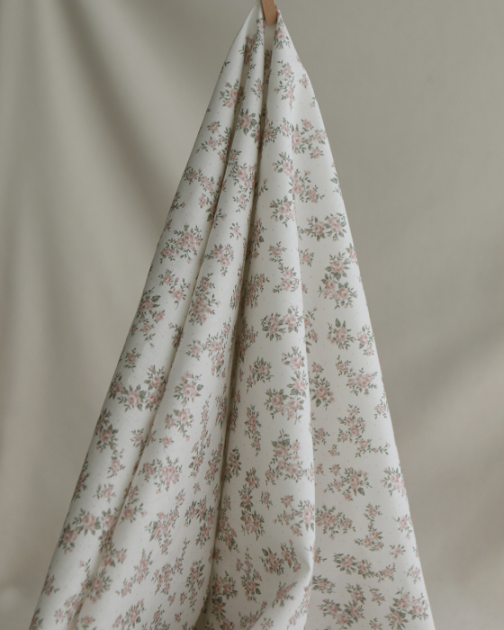 Lilou - Batiste de coton douce à imprimé exclusif fleuri vert et rose