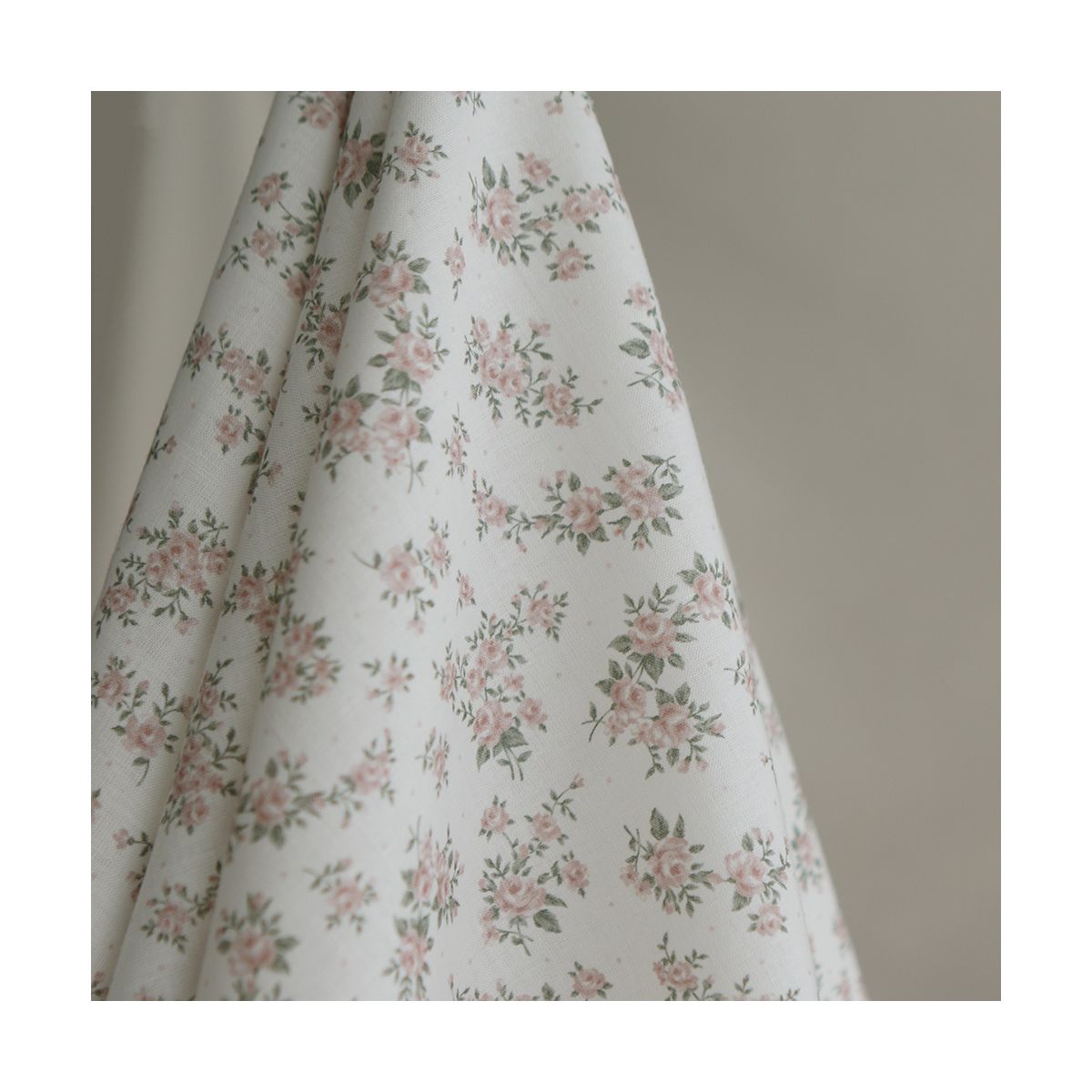 Lilou - Batiste de coton douce à imprimé exclusif fleuri vert et rose Lilou - Batiste de coton douce à imprimé exclusif fleuri vert et rose