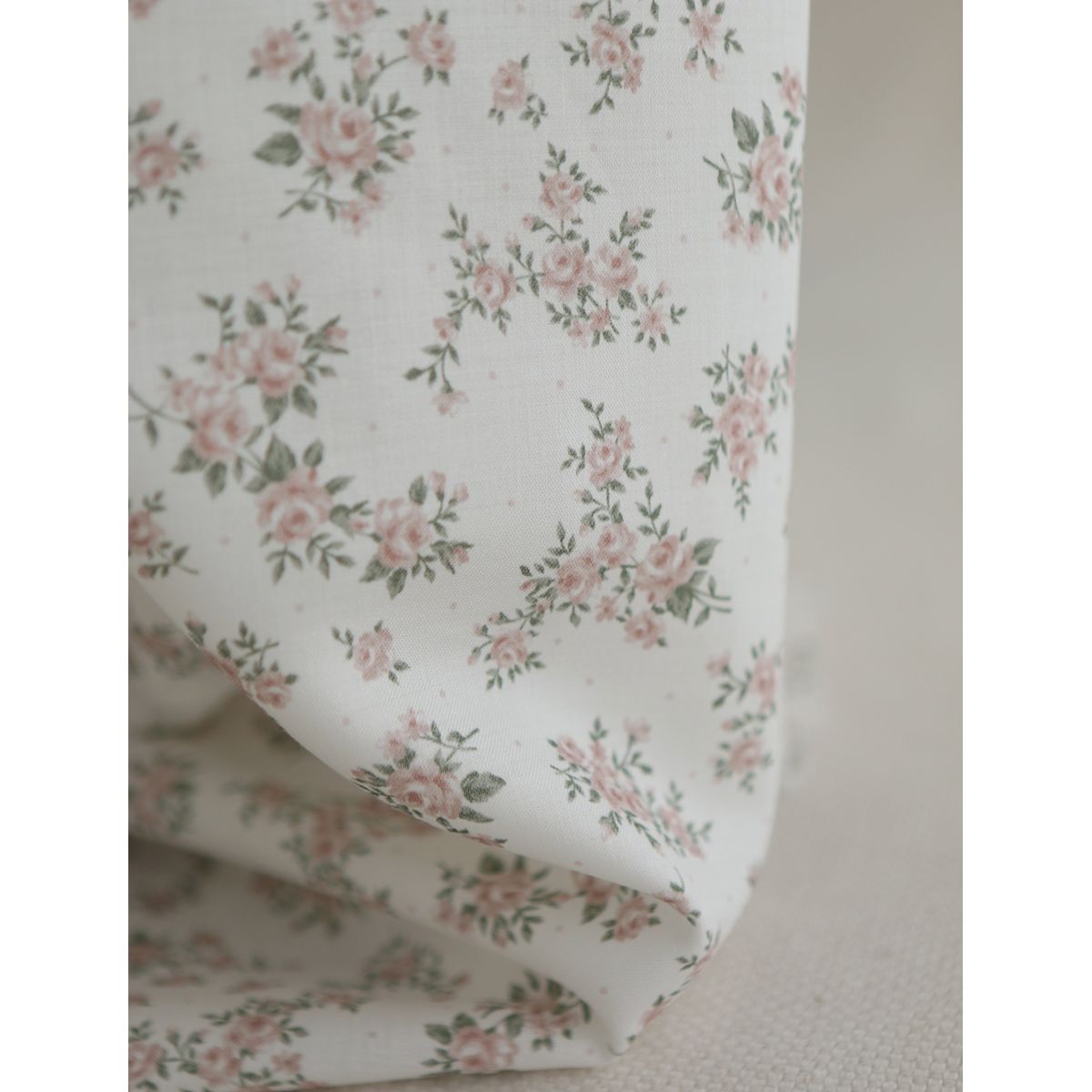 Lilou - Batiste de coton douce à imprimé exclusif fleuri vert et rose Lilou - Batiste de coton douce à imprimé exclusif fleuri vert et rose