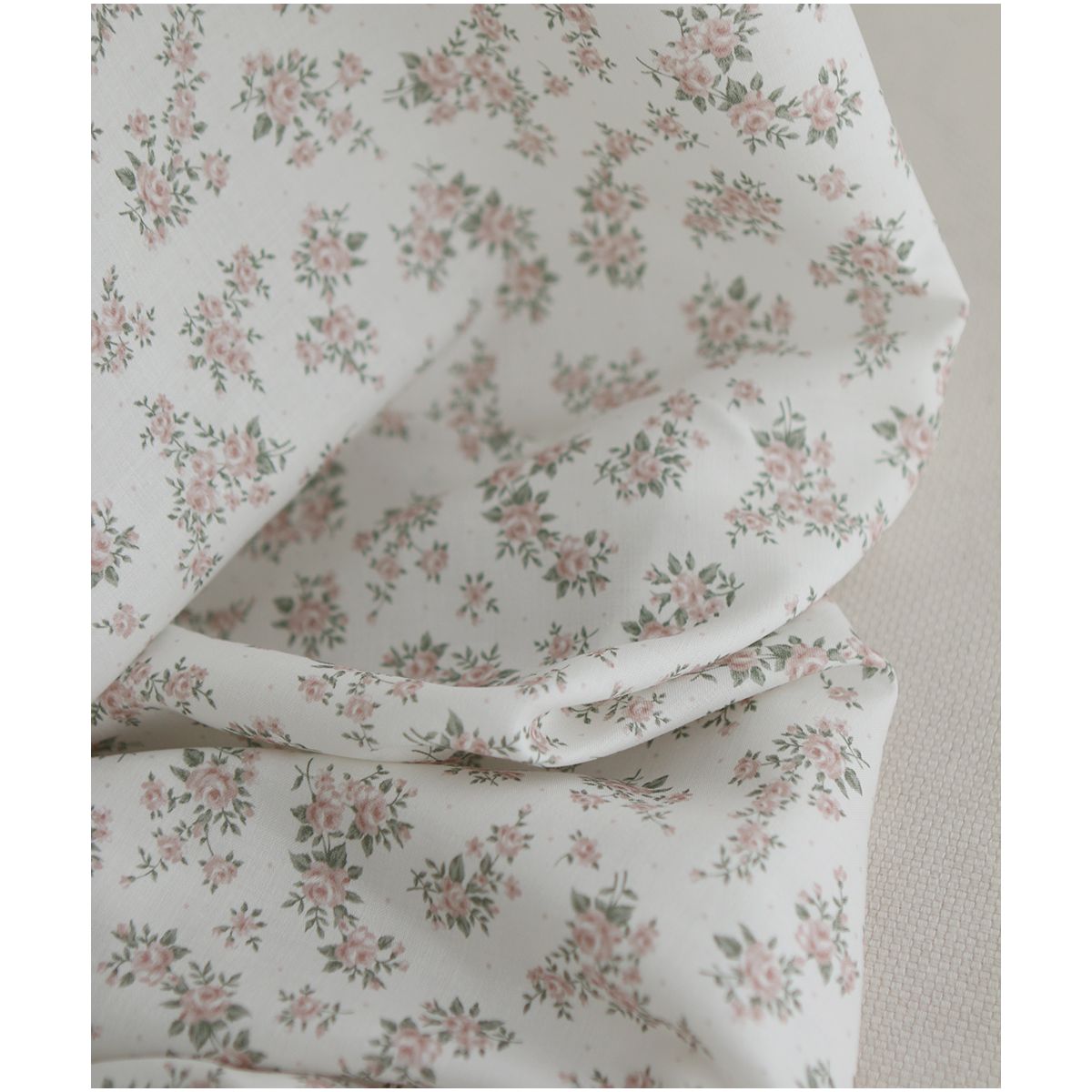 Lilou - Batiste de coton douce à imprimé exclusif fleuri vert et rose Lilou - Batiste de coton douce à imprimé exclusif fleuri vert et rose