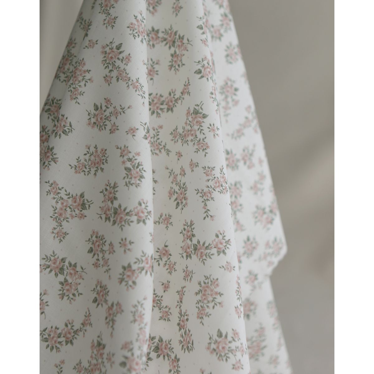 Lilou - Batiste de coton douce à imprimé exclusif fleuri vert et rose Lilou - Batiste de coton douce à imprimé exclusif fleuri vert et rose