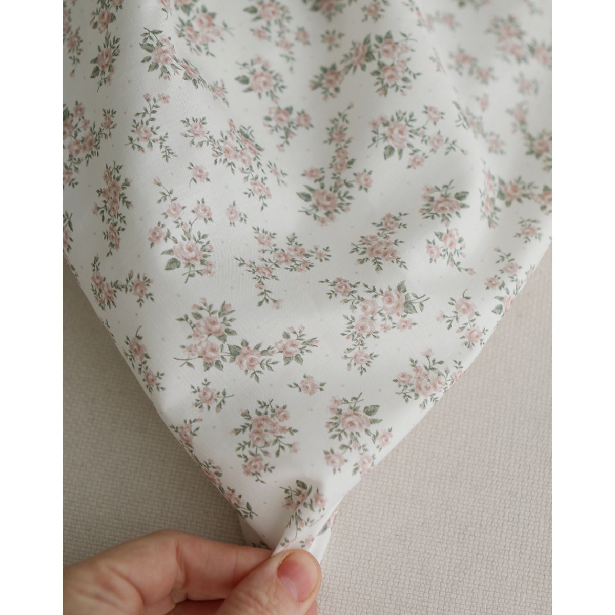 Lilou - Batiste de coton douce à imprimé exclusif fleuri vert et rose Lilou - Batiste de coton douce à imprimé exclusif fleuri vert et rose
