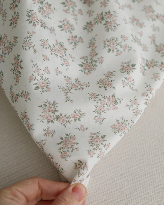 Lilou - Batiste de coton douce à imprimé exclusif fleuri vert et rose