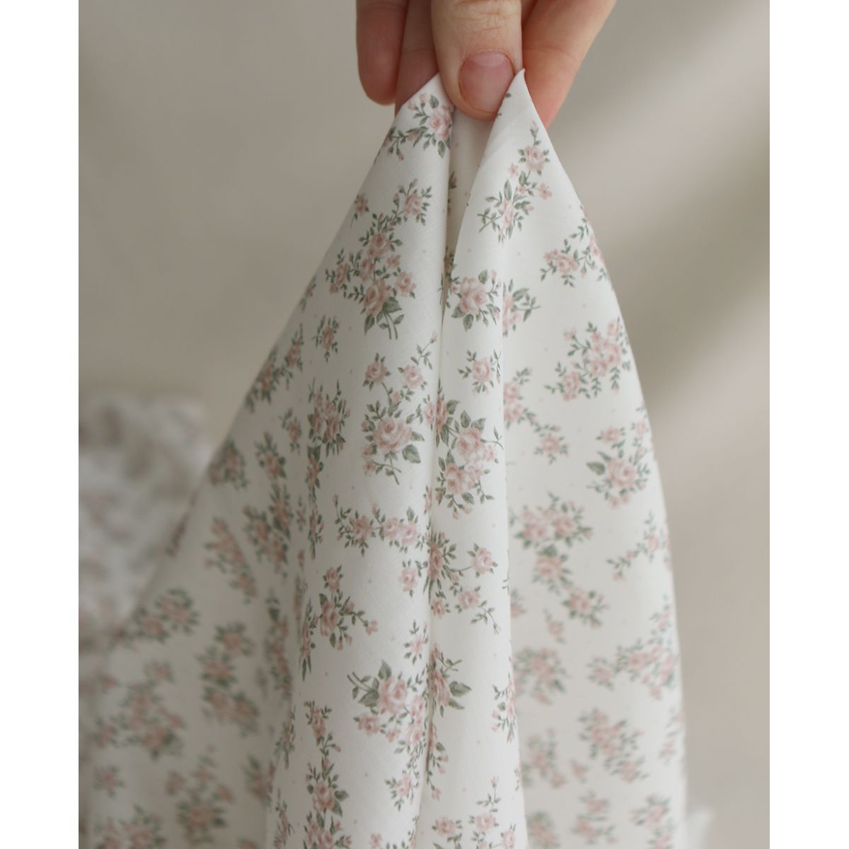 Lilou - Batiste de coton douce à imprimé exclusif fleuri vert et rose Lilou - Batiste de coton douce à imprimé exclusif fleuri vert et rose