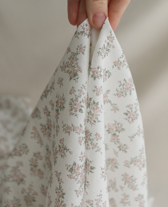 Lilou - Batiste de coton douce à imprimé exclusif fleuri vert et rose