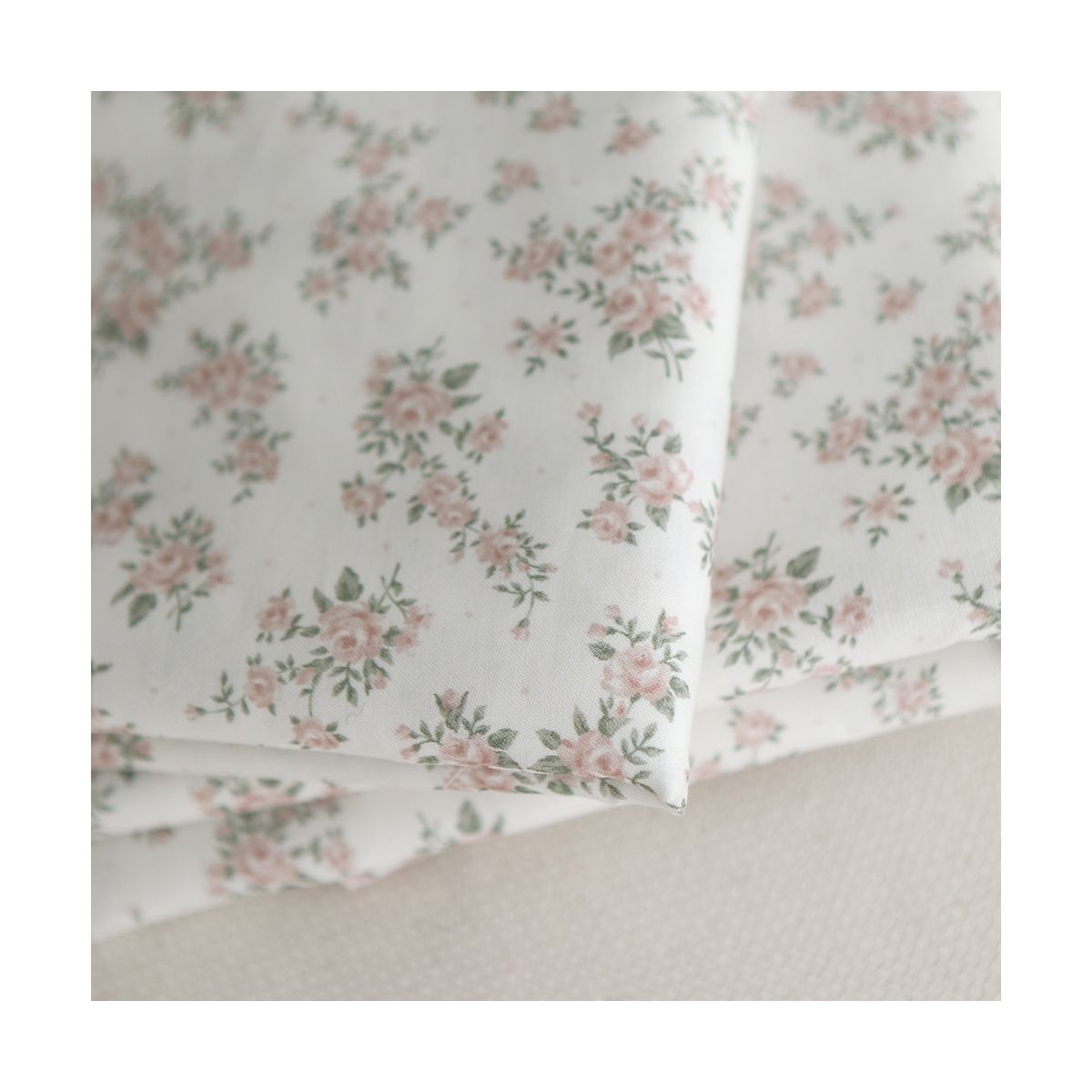 Lilou - Batiste de coton douce à imprimé exclusif fleuri vert et rose Lilou - Batiste de coton douce à imprimé exclusif fleuri vert et rose