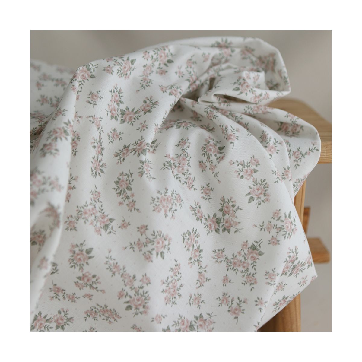 Lilou - Popeline douce coton BIO organique fond blanc imprimé exclusif vert et rose Lilou - Popeline douce coton BIO organique fond blanc imprimé exclusif vert et rose