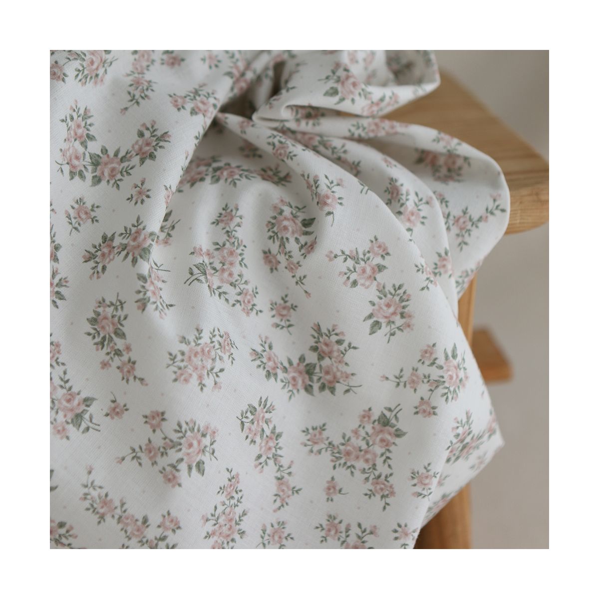 Lilou - Popeline douce coton BIO organique fond blanc imprimé exclusif vert et rose Lilou - Popeline douce coton BIO organique fond blanc imprimé exclusif vert et rose