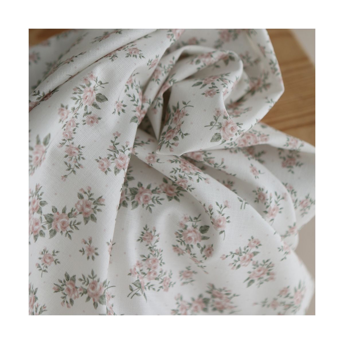Lilou - Popeline douce coton BIO organique fond blanc imprimé exclusif vert et rose Lilou - Popeline douce coton BIO organique fond blanc imprimé exclusif vert et rose