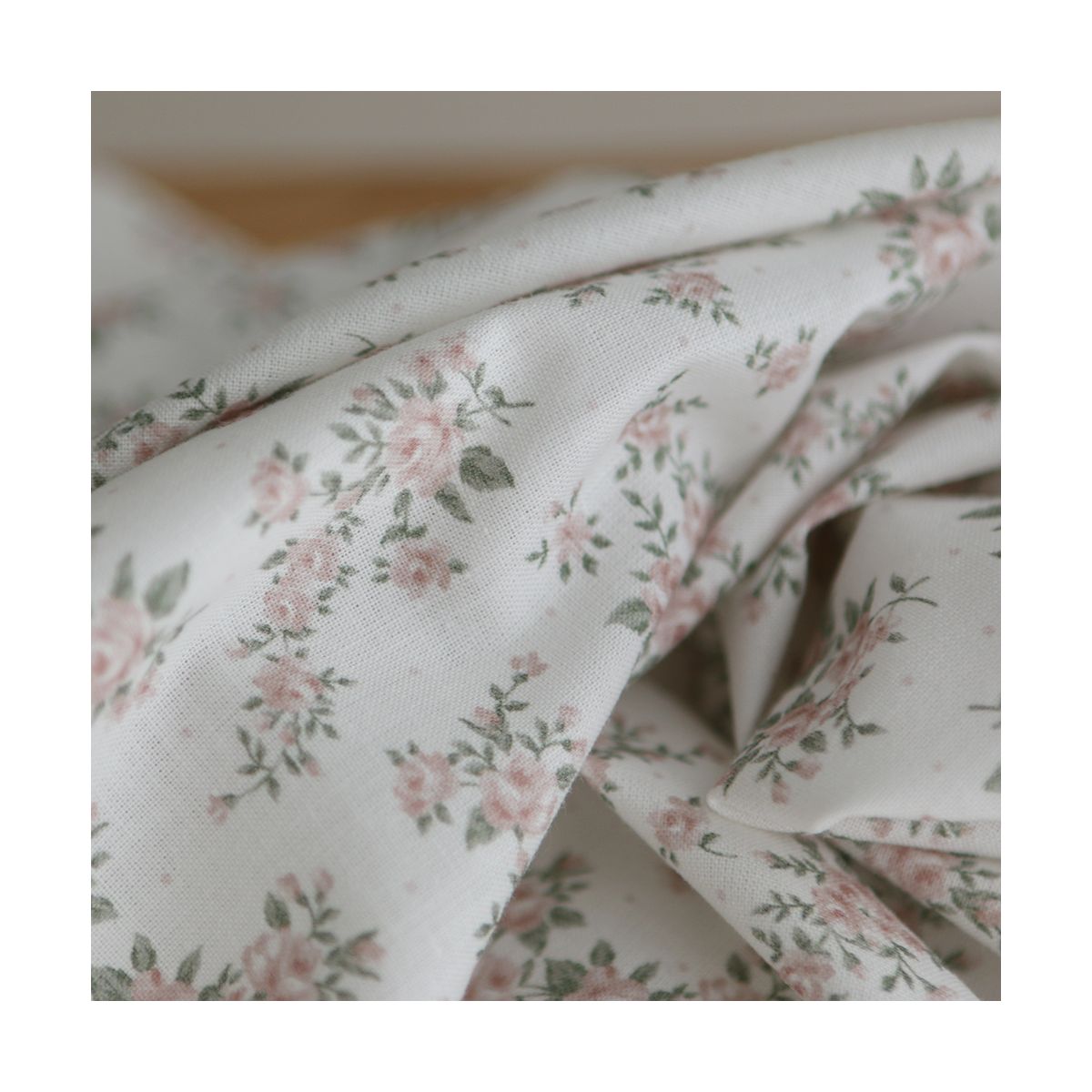 Lilou - Popeline douce coton BIO organique fond blanc imprimé exclusif vert et rose Lilou - Popeline douce coton BIO organique fond blanc imprimé exclusif vert et rose