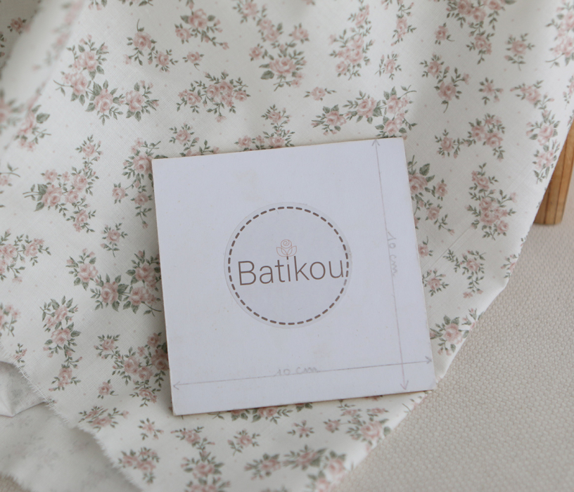 Lilou - Popeline douce coton BIO organique fond blanc imprimé exclusif vert et rose