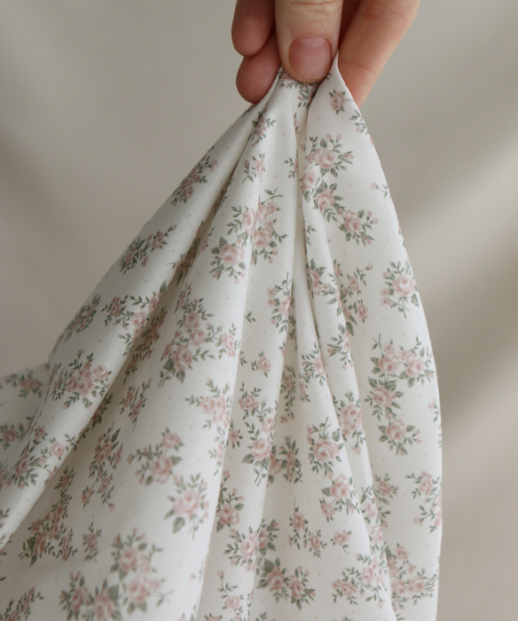 Lilou - Popeline douce coton BIO organique fond blanc imprimé exclusif vert et rose