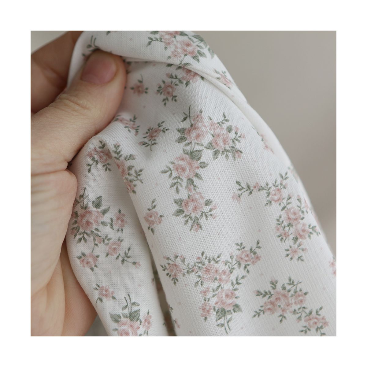 Lilou - Popeline douce coton BIO organique fond blanc imprimé exclusif vert et rose Lilou - Popeline douce coton BIO organique fond blanc imprimé exclusif vert et rose
