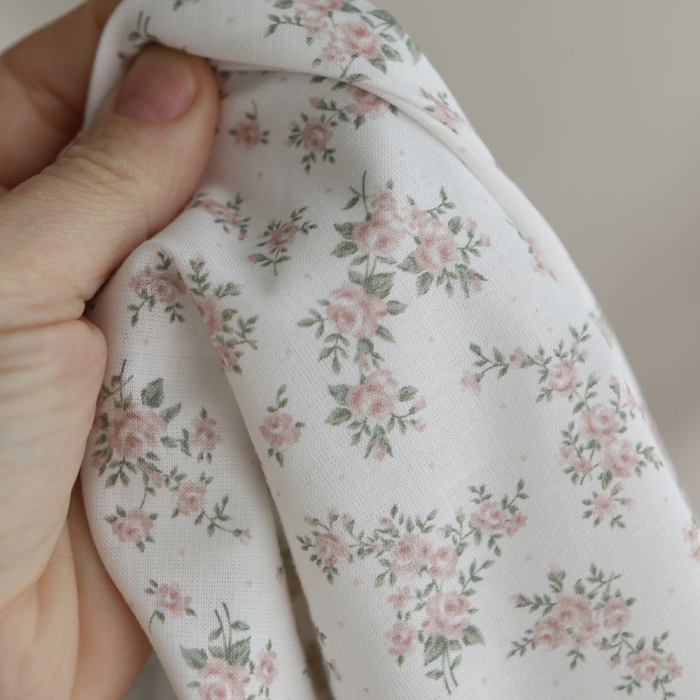 Lilou - Popeline douce coton BIO organique fond blanc imprimé exclusif vert et rose