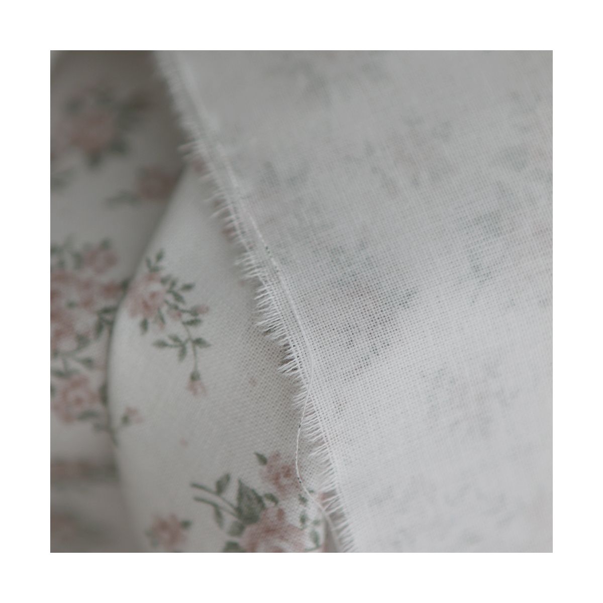 Lilou - Popeline douce coton BIO organique fond blanc imprimé exclusif vert et rose Lilou - Popeline douce coton BIO organique fond blanc imprimé exclusif vert et rose