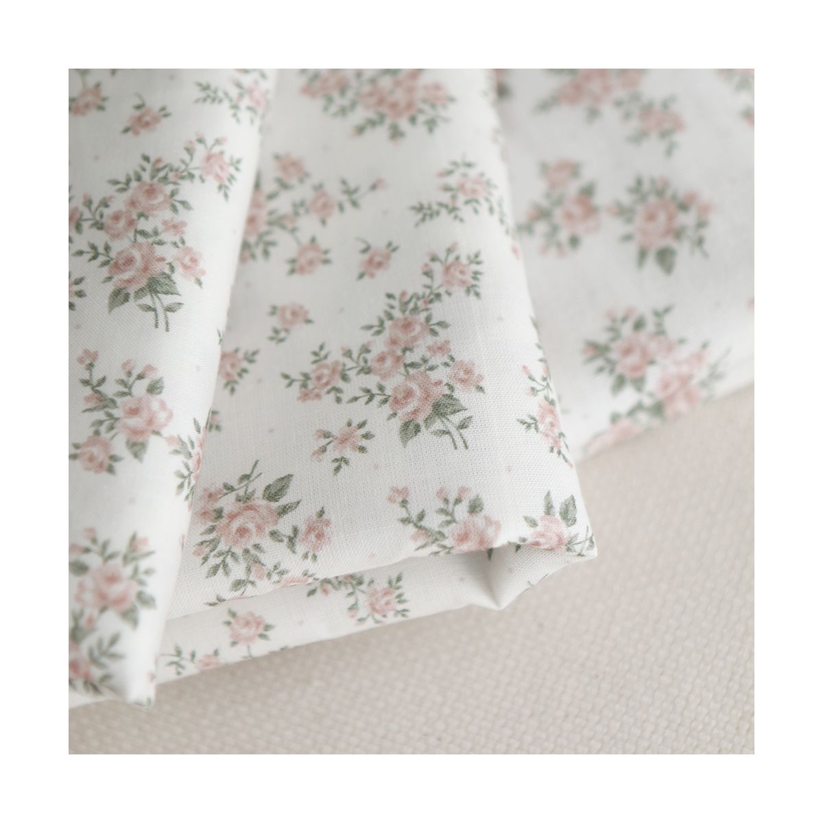 Lilou - Popeline douce coton BIO organique fond blanc imprimé exclusif vert et rose Lilou - Popeline douce coton BIO organique fond blanc imprimé exclusif vert et rose