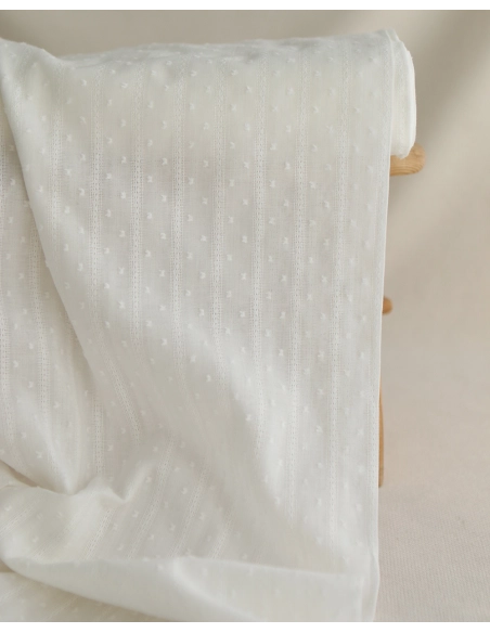 Broderie anglaise plumetis coton coloris blanc cassé