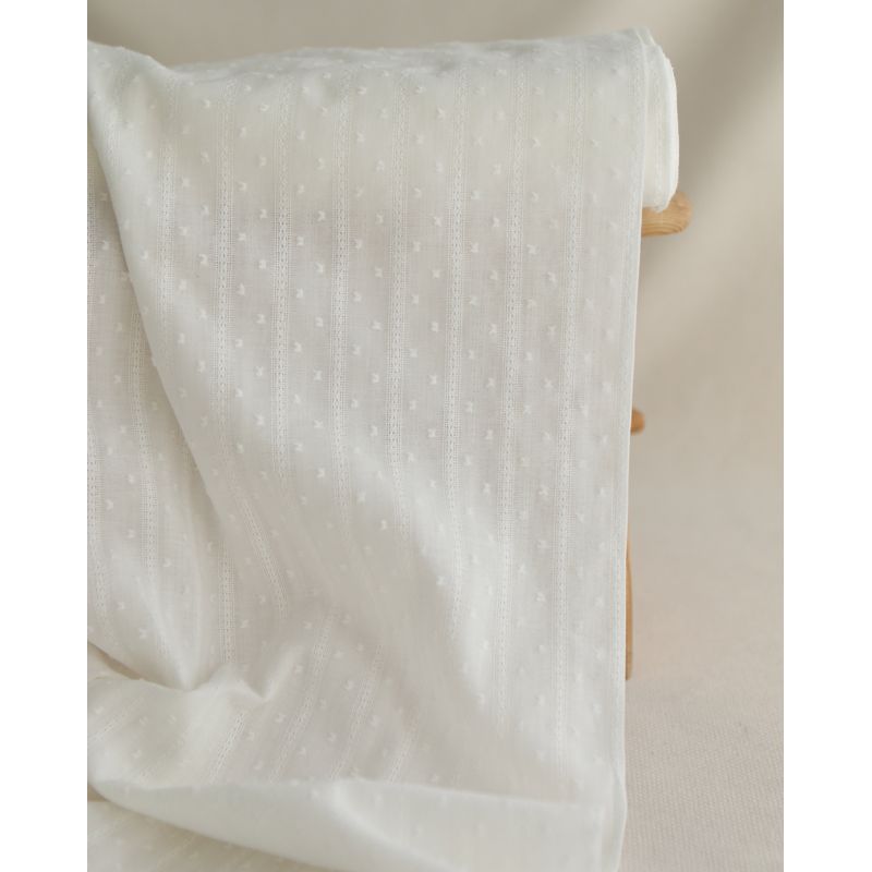 Broderie anglaise plumetis coton coloris blanc cassé